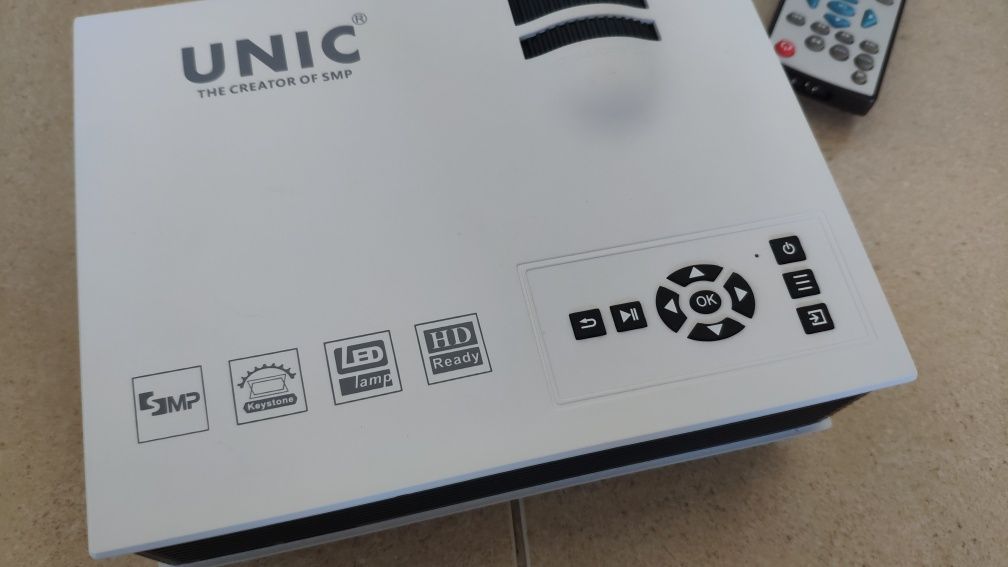 Projetor unic uc40
