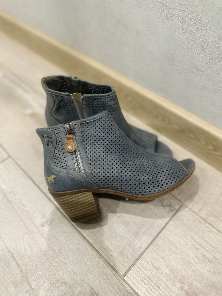 Казаки від Mustang shoes в стильному кольорі