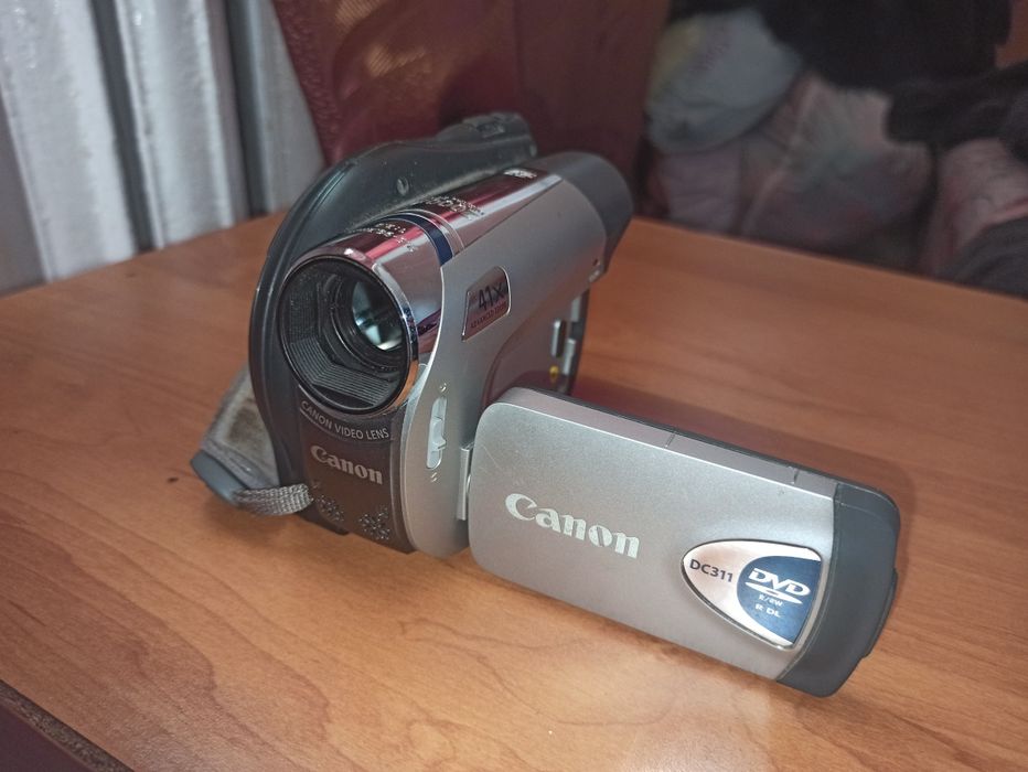 Відеокамера Canon DC311