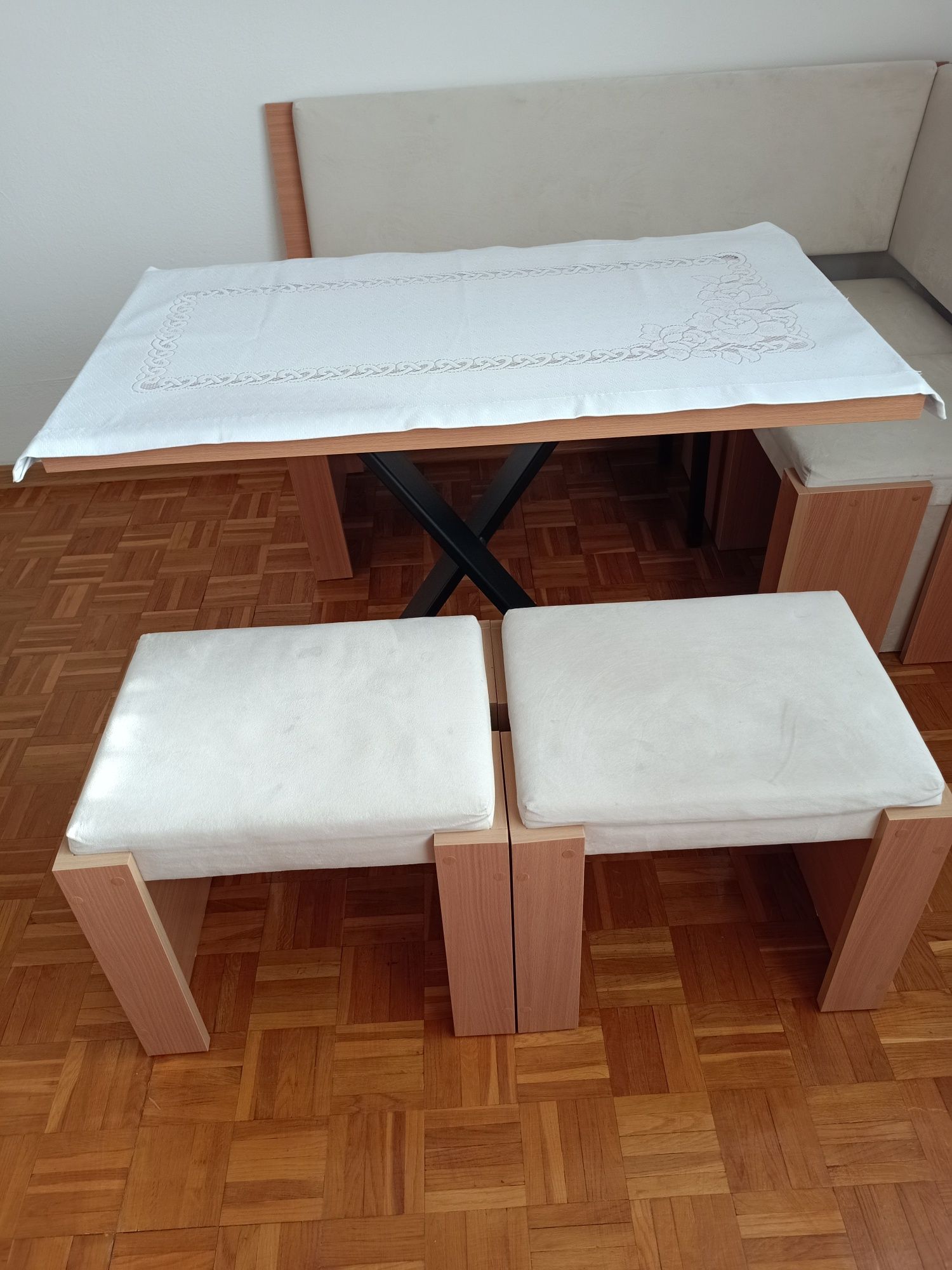 Komplet kuchenny rogówka ,stół ,dwa taborety.