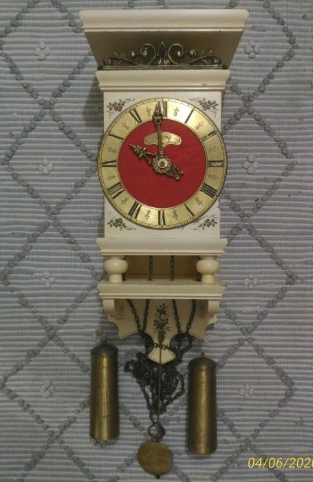 Relógio de parede antigo com pêndulos