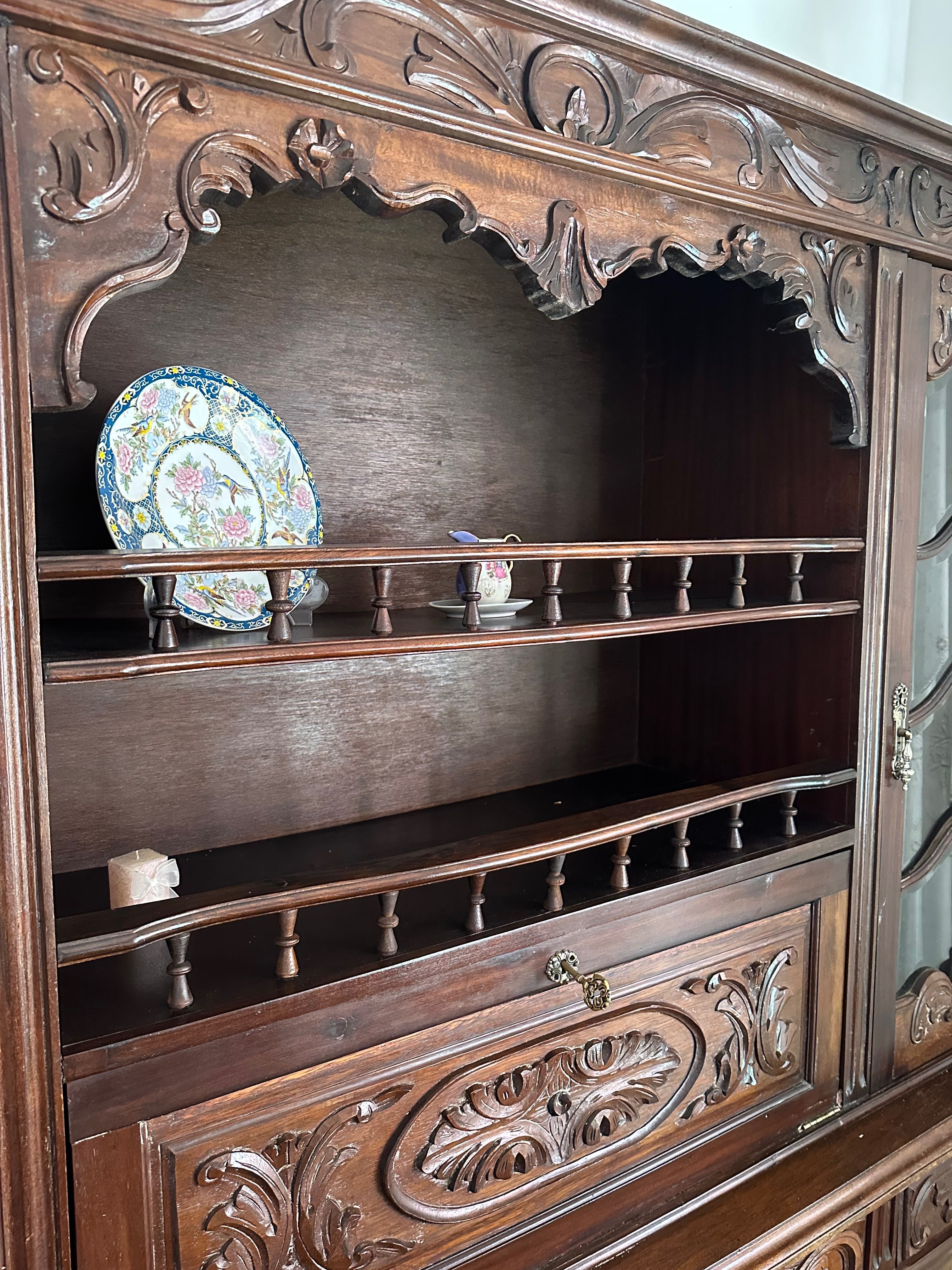 Móvel de Sala antigo em madeira maciça (carvalho) com bar e vitrine