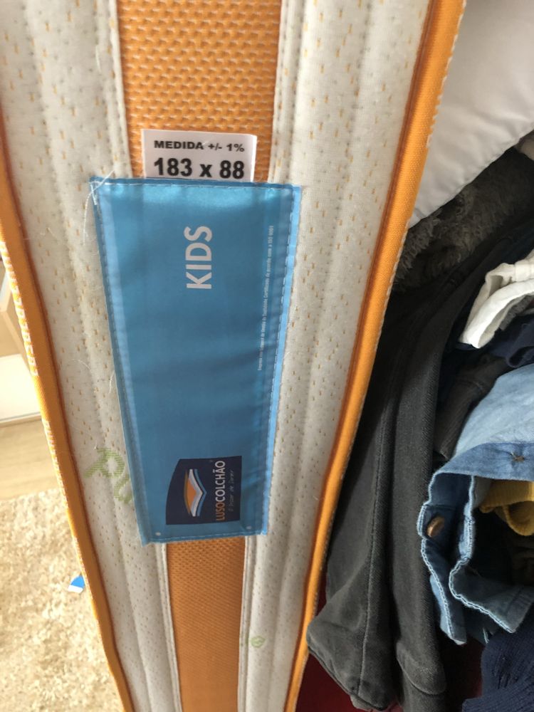 Cama solteiro com arrumação