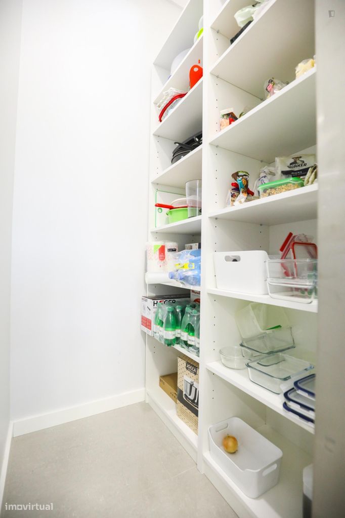 634970 - Quarto com cama de casal e varanda em...