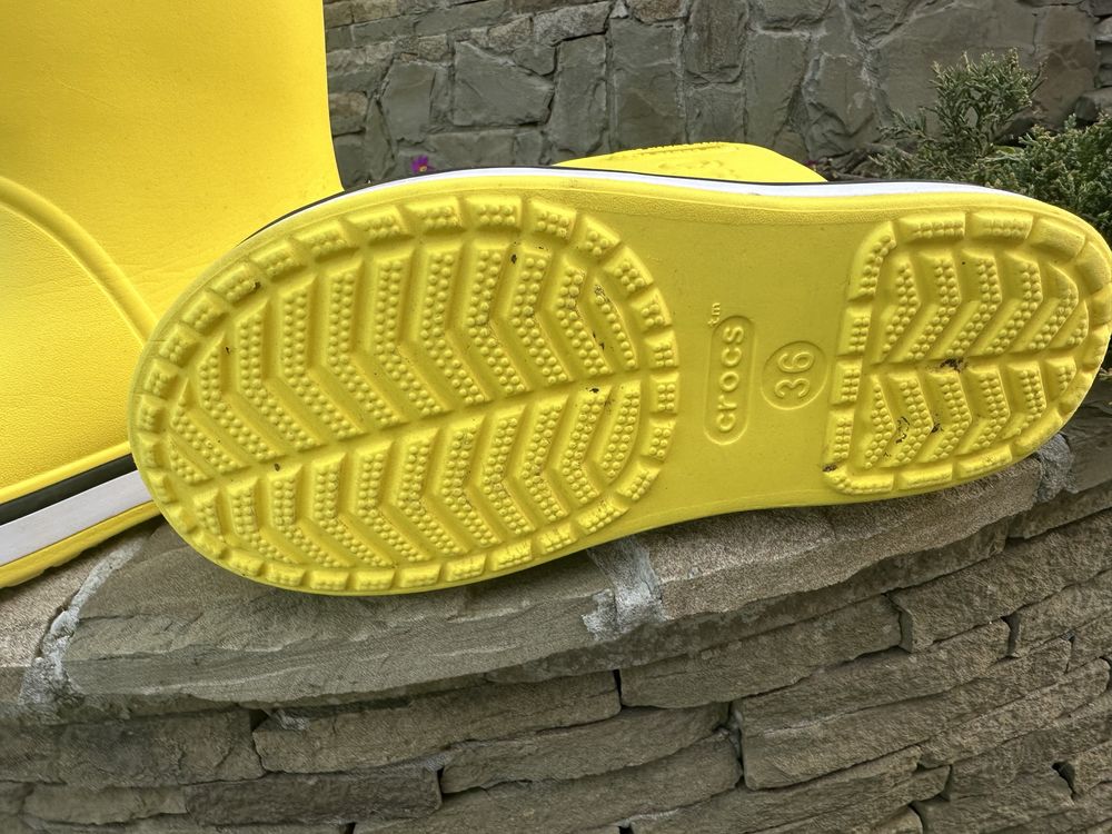 Ботинки резиновые  Crocs жовтого кольору