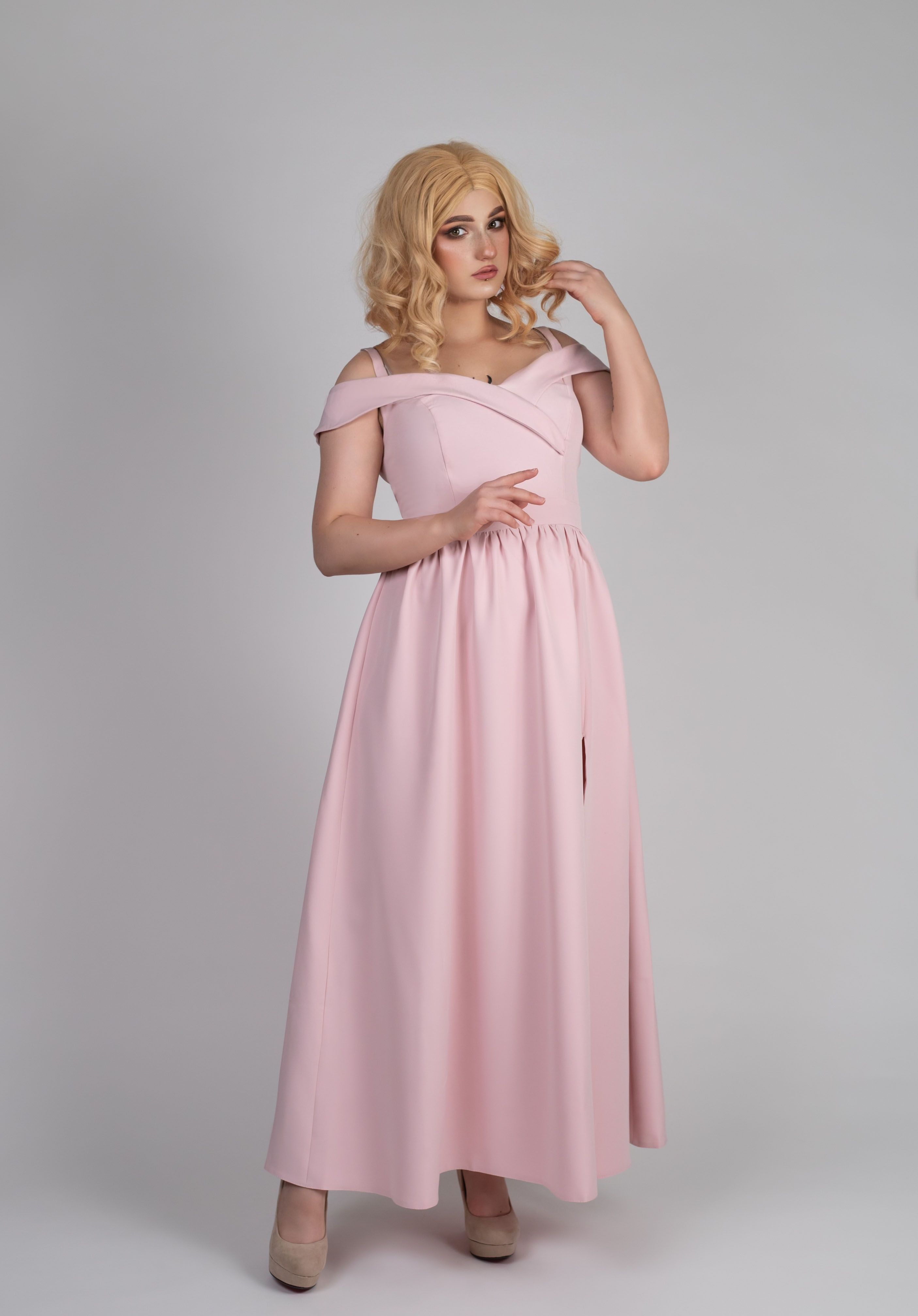 Suknia długa różowa z rozcięciem hiszpanka pudrowa