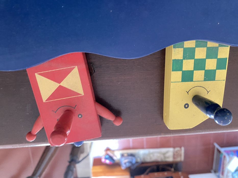 Cabide em madeira pintada para crianca