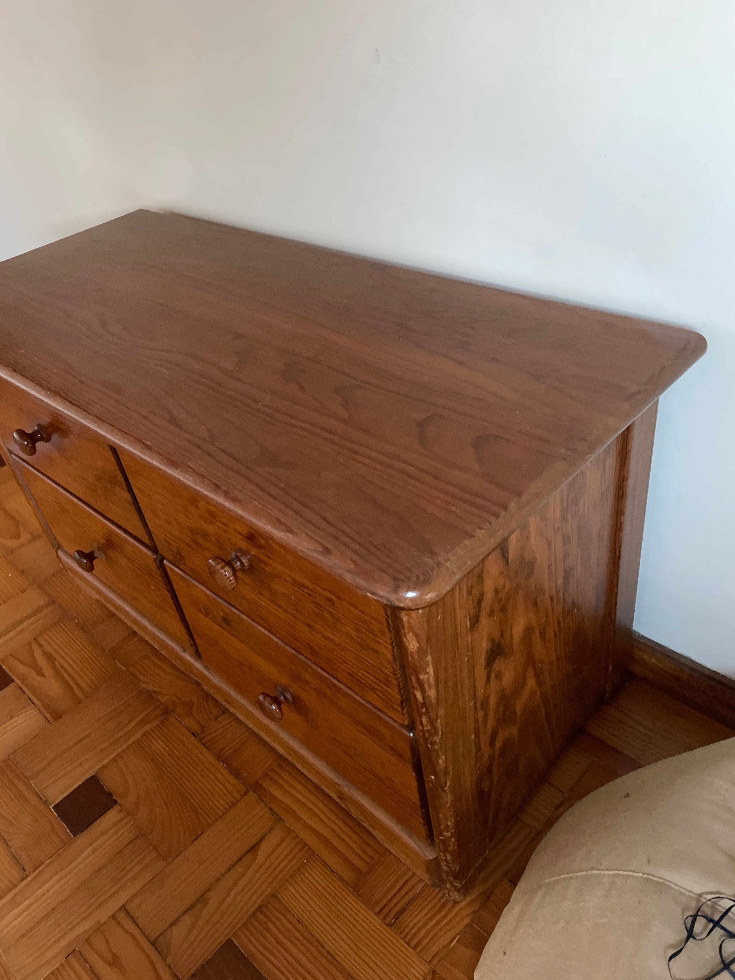 Cómoda com 4 gavetas de arrumação