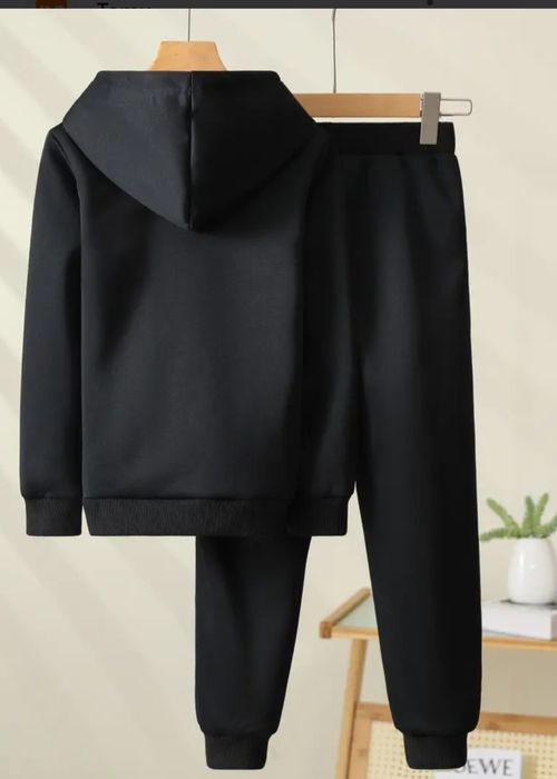 Спортивний тёплый, зимний чёрный костюм.