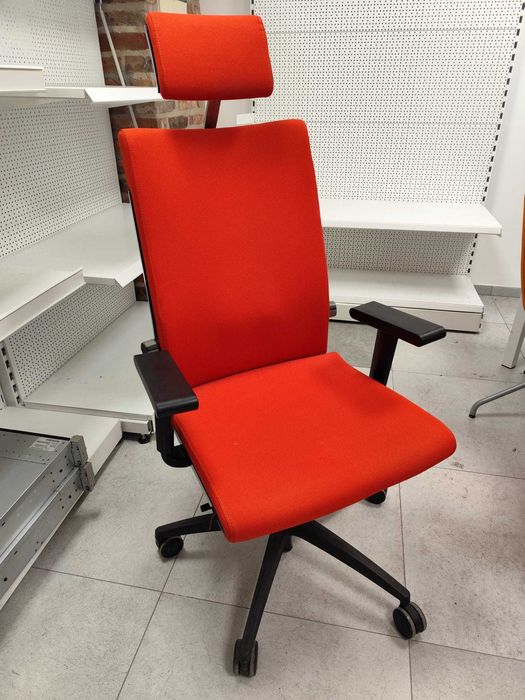 Fotel biurowy pomarańczowy lub czerwony w zależności od światła ;)