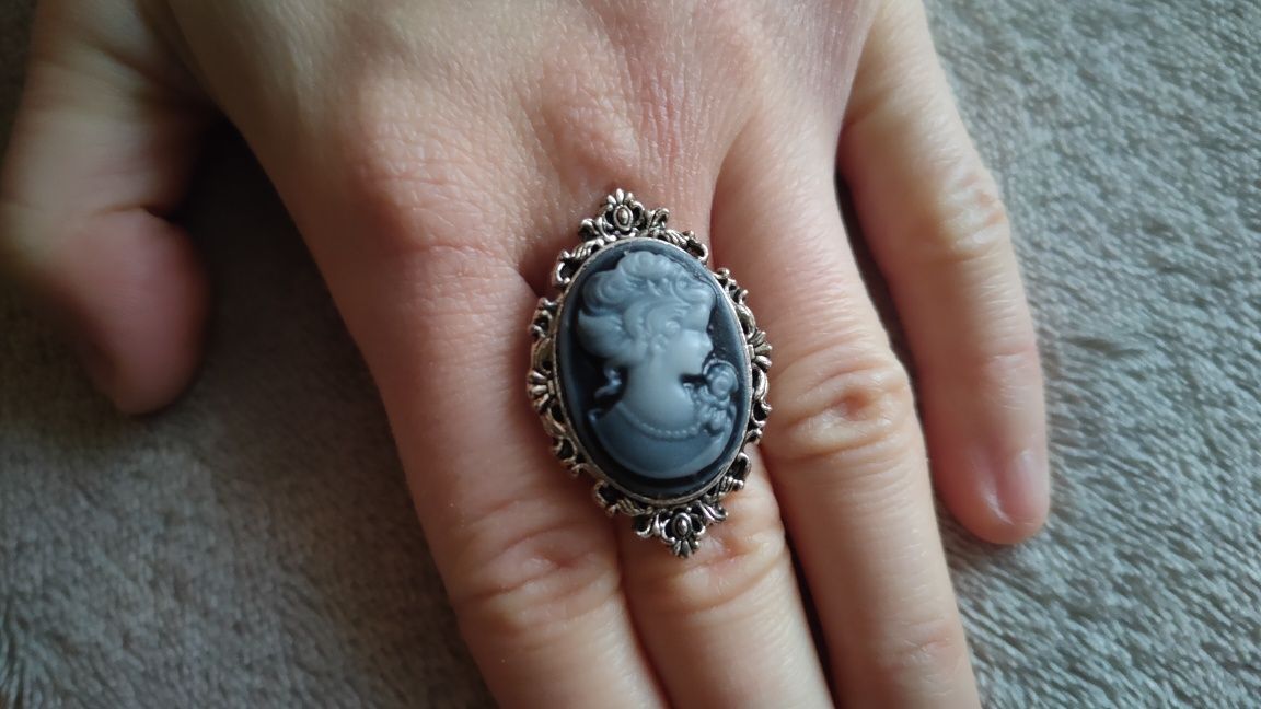 Duży pierścionek regulowany z kamea kobieta vintage retro piękny