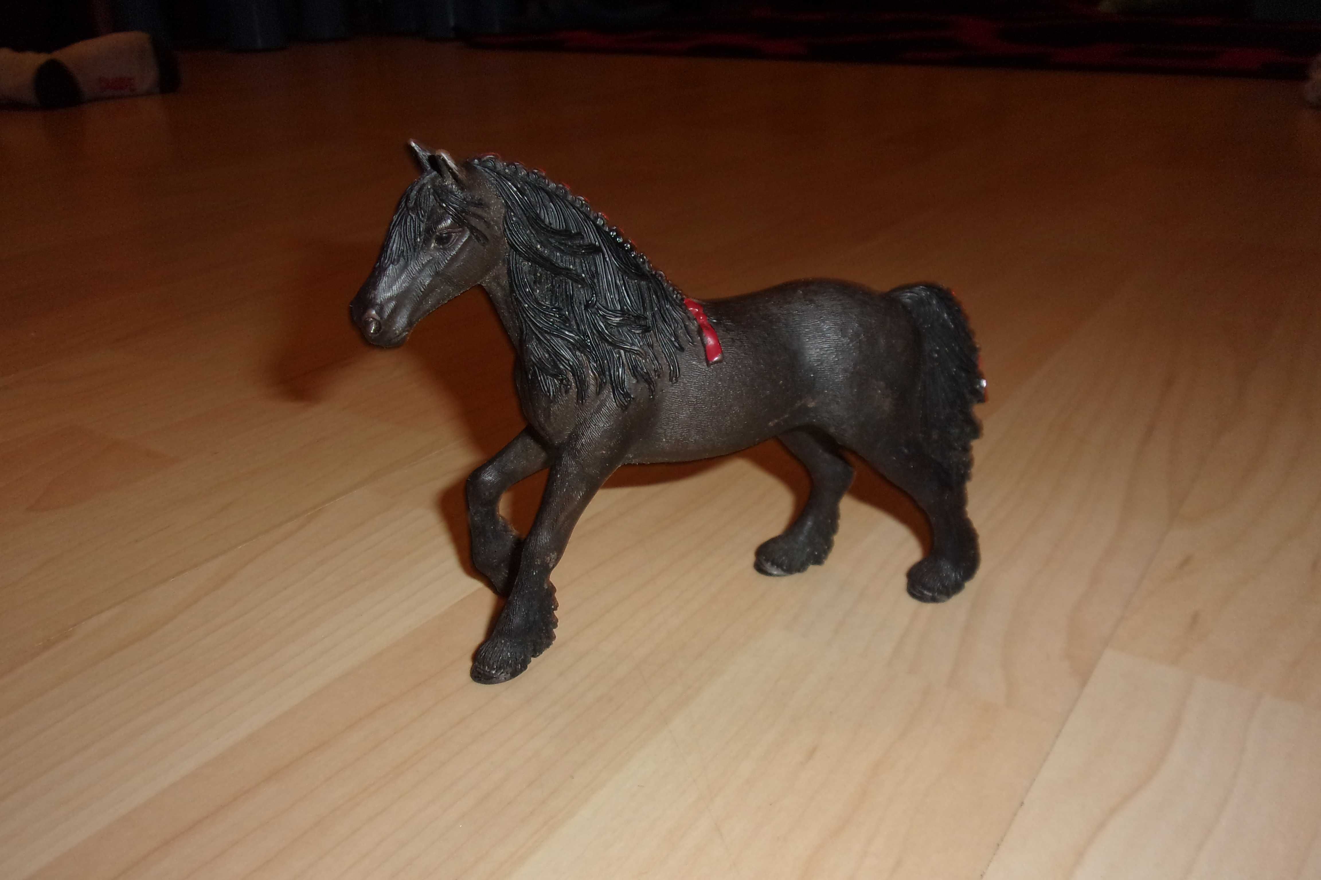 schleich koń figurka fryzyjski z kokardą