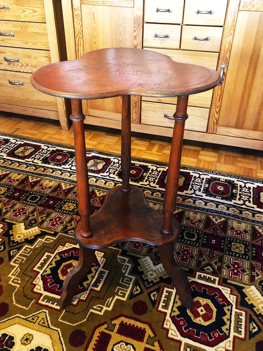 Stary stolik na kwiaty do renowacji