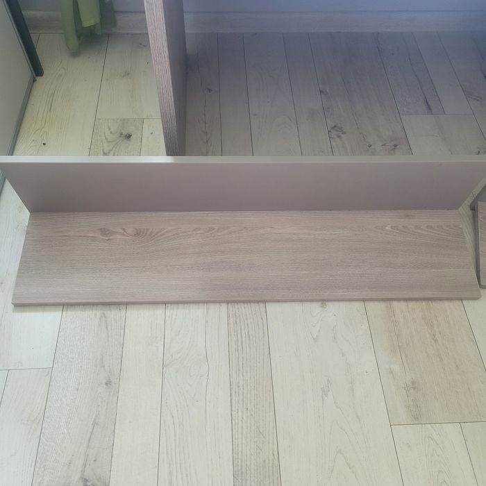 Biurko z półkami na ściane