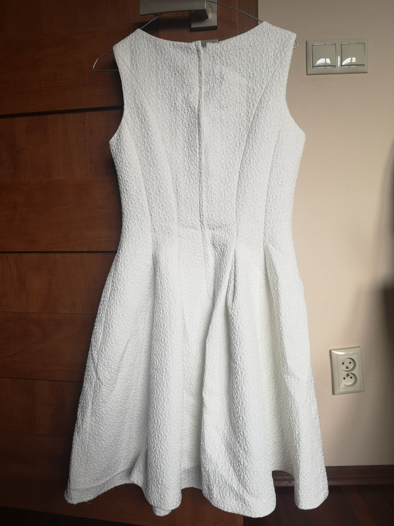 Biała sukienka 36
