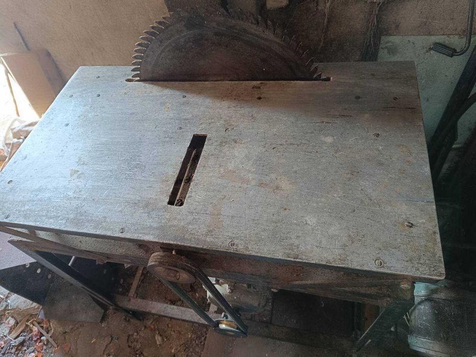 В продажу потужна циркулярна пила, фуганок.