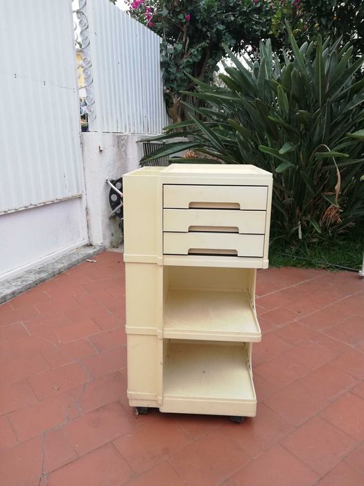 Móvel da era espacial de Giovanni Pelis para a Neolt