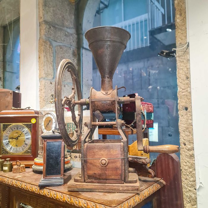 Moinho Manual Antigo em Ferro Fundido e Madeira – 60×42 cm