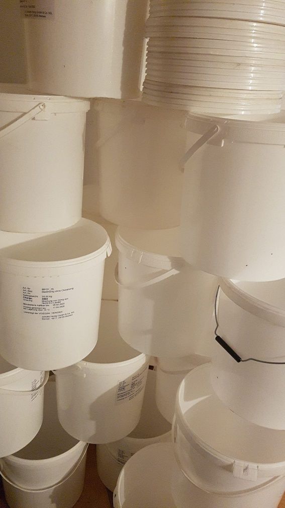 Plastikowe wiadra z pokrywą 20 l.