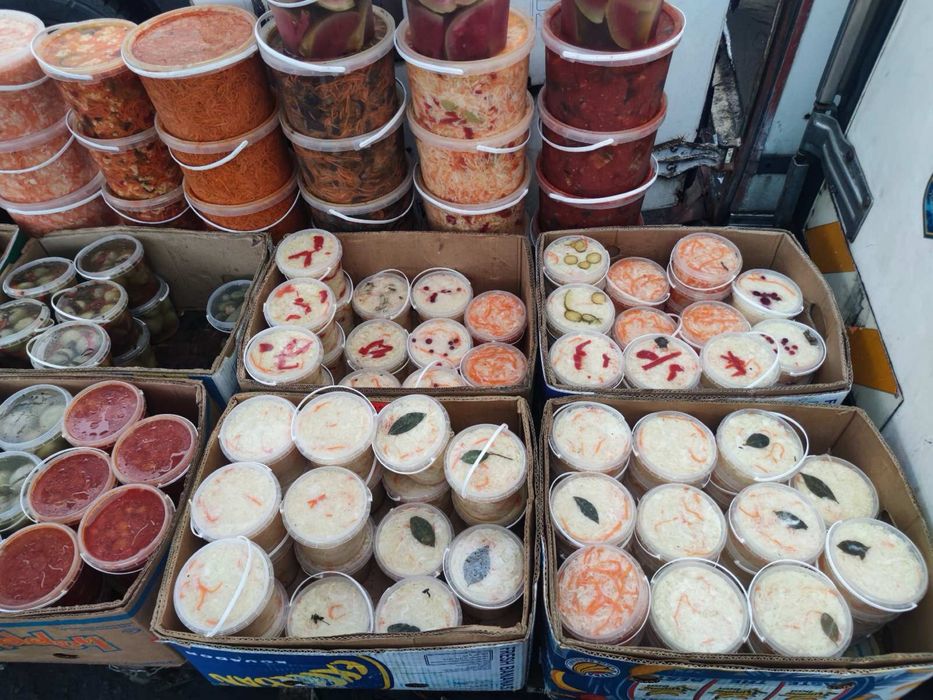 Капуста ,морква ,огірки ,помідори ,салати та інщі соління .