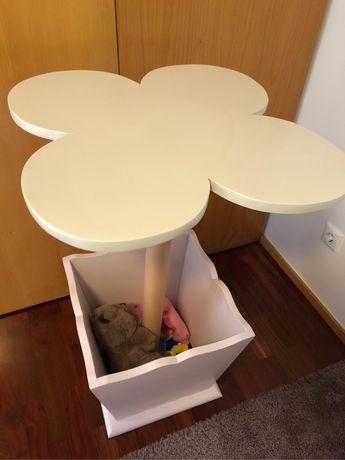 Mesa em forma de flor