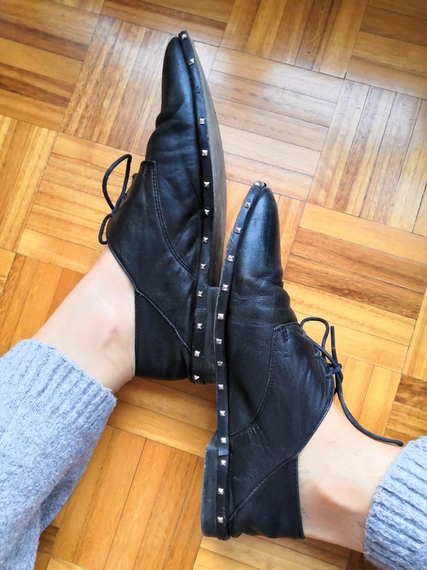 Sapatos pretos com tachas