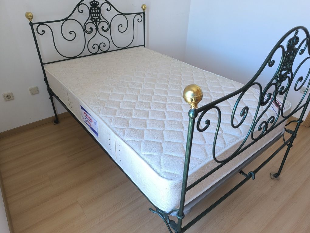 Cama de ferro, com estrado (ripas) e colchão ortopédico