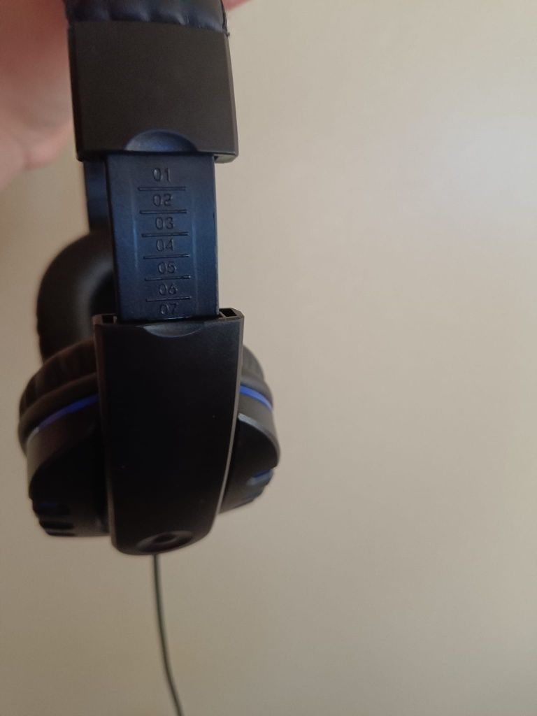 Headset com fio.