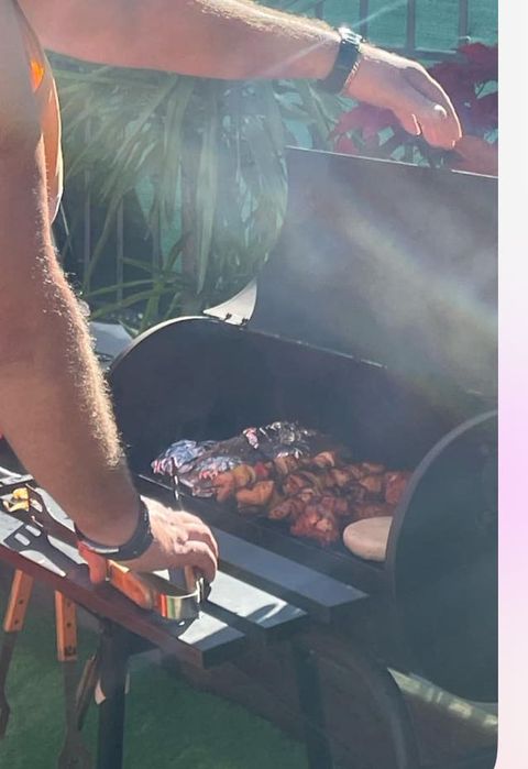 Grill węglowy z funkcją wędzarki