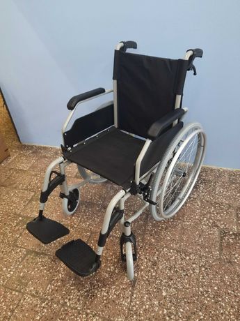 Wózek inwalidzki dla osoby niepełnosprawnej. Za darmo