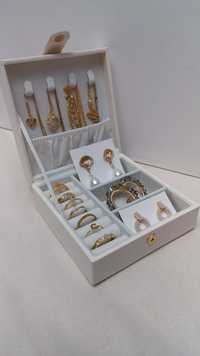 Guarda-jóias (colares brincos e anéis)