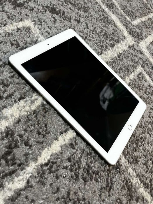 Продаю айпад 6 9.7 2018 32 GB. Та в наборі йде apple pencil 1 поколінн