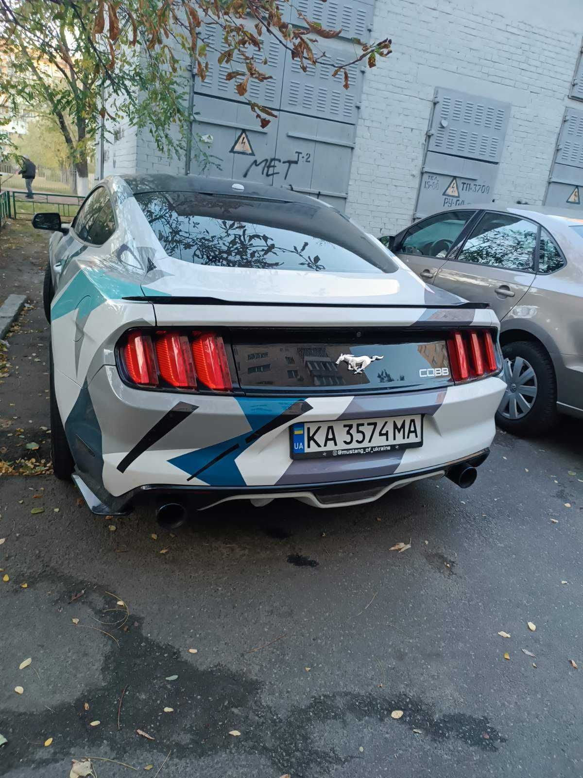 ford mustang  много тюнинга