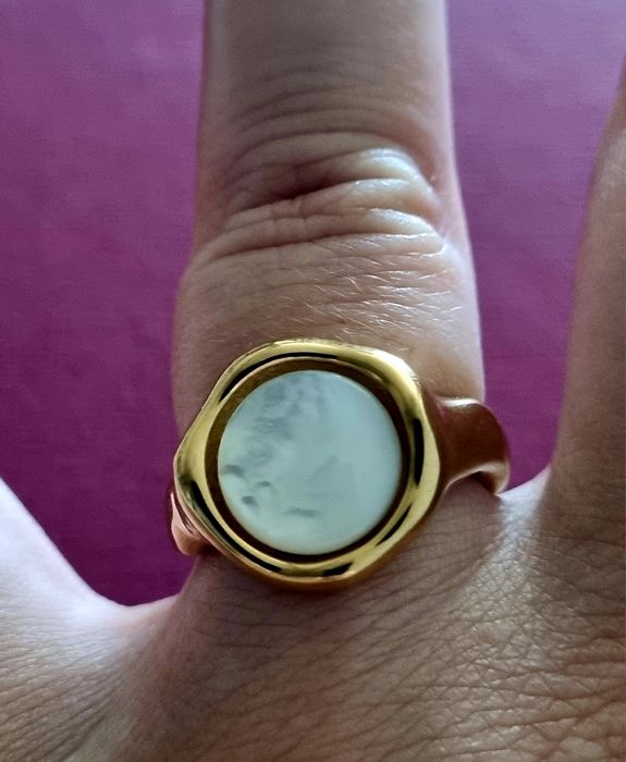 Anel dourado, em aço, com uma madrepérola redonda. T17/18