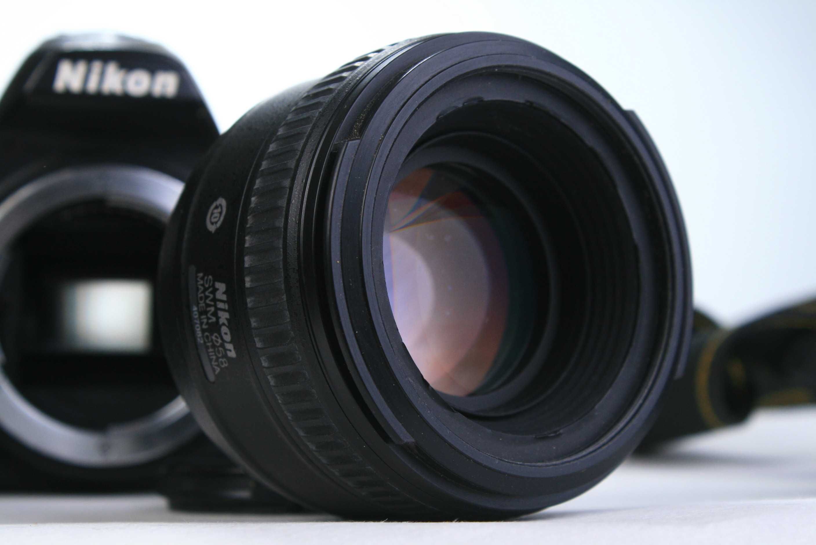 Дзеркальний фотоапарат Nikon D3000 +  Объектив Nikon AF-S 50mm f/1.4G