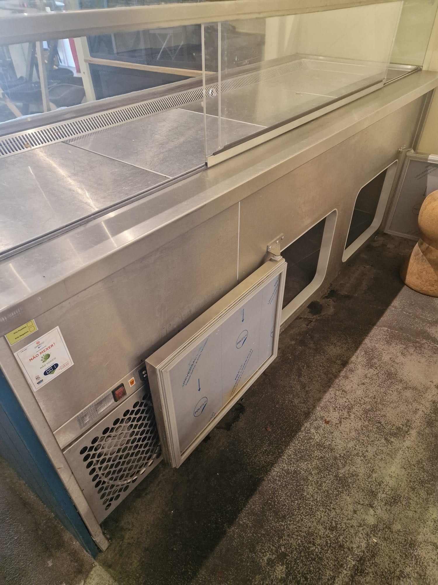 Móvel/máquina expositora de frio (215 cm por 80 cm)