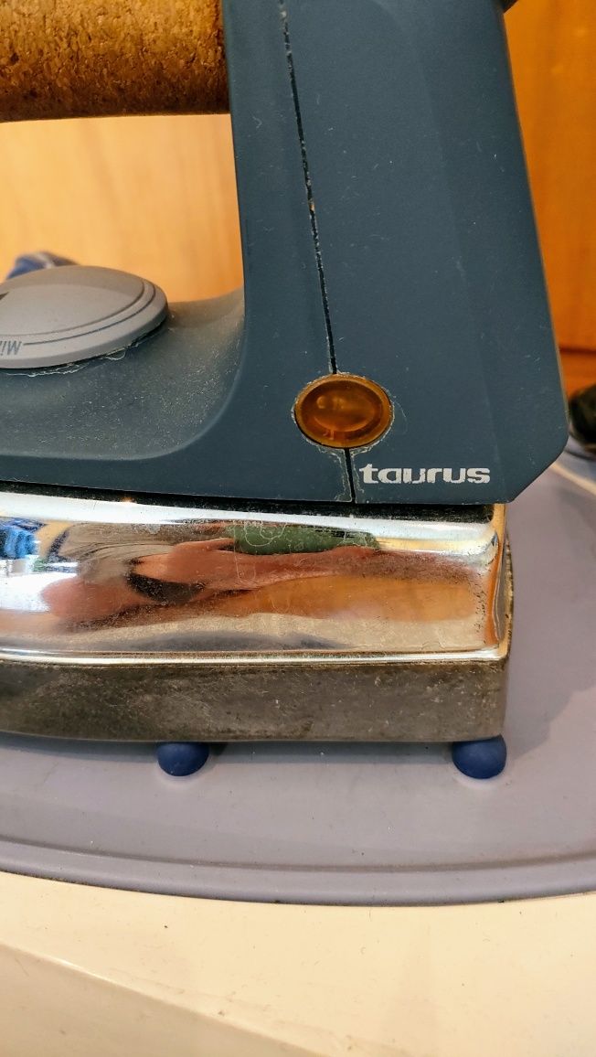Ferro de engomar com caldeira
