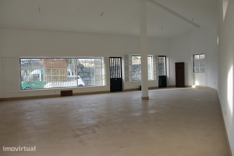 Loja c/128m2 Comercio e Serviços- Escola Primaria/ Colégio Camões