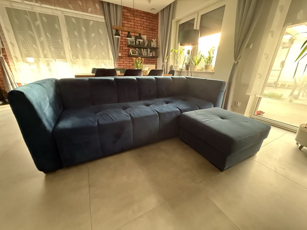 Sweet Sit Granatowa sofa welurowa z funkcją spania i pojemnikiem.