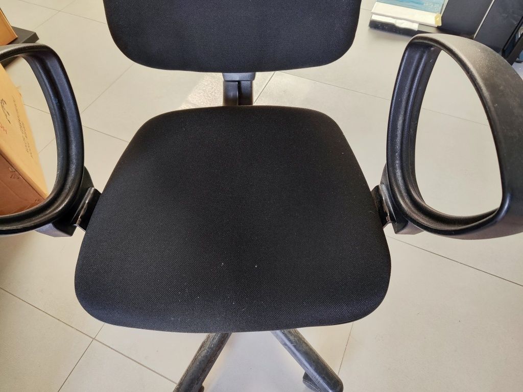 Krzesło do biurka obrotowe czarne. Używane