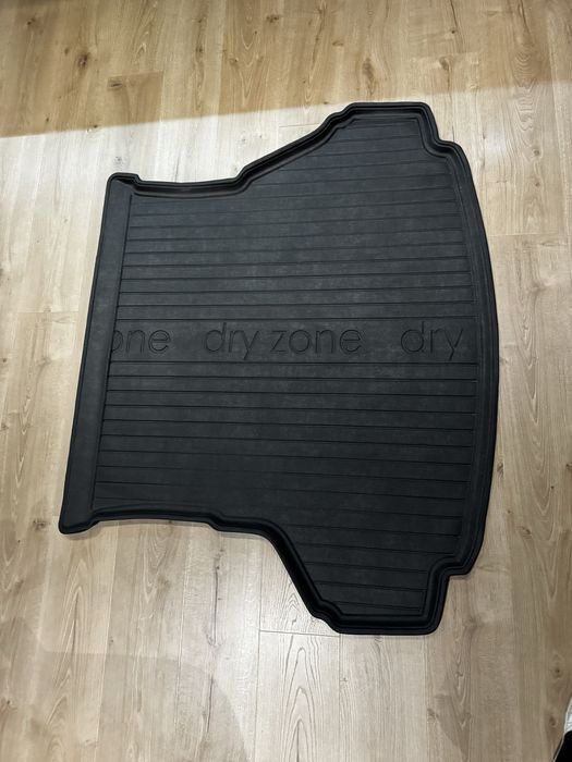 Mata do bagażnika toyota avensis