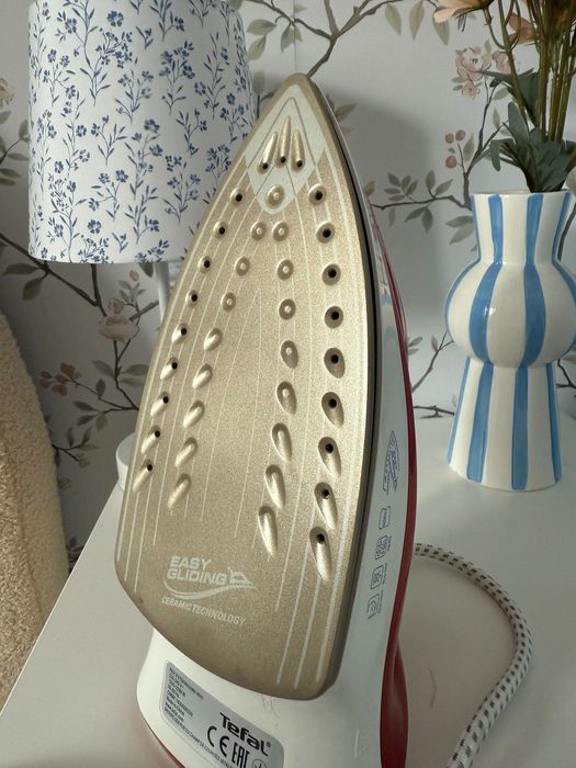 Tefal Easygliss Żelazko Parowe, Poliwęglany