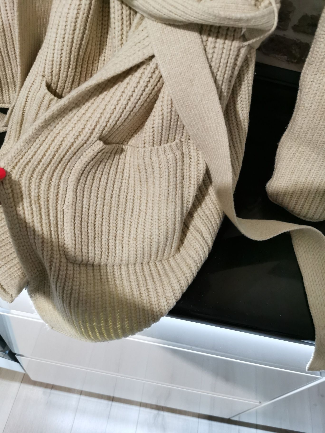 Beżowy kardigan z paskiem Shopping Center 9