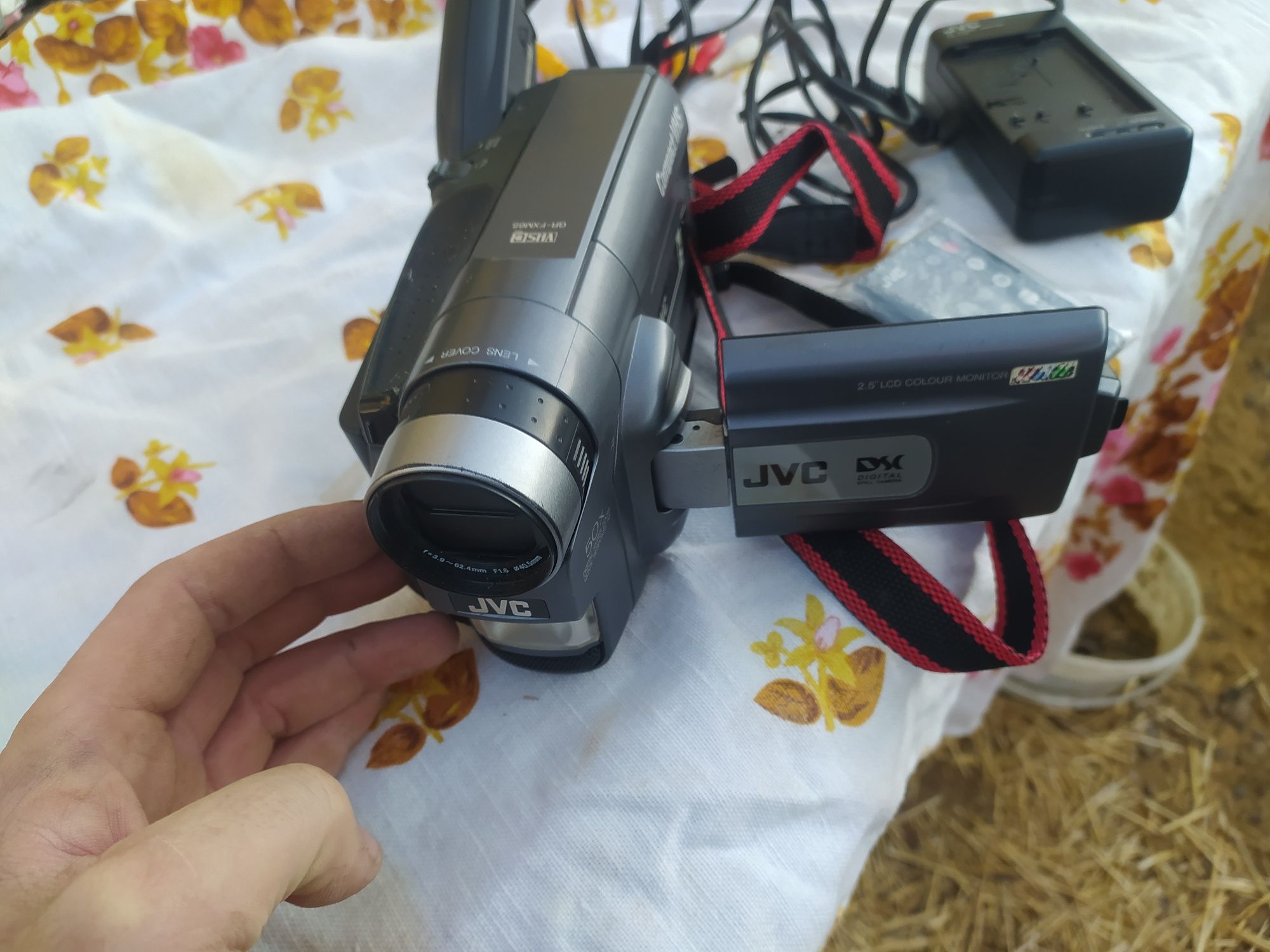 Продам видео камеру JVC(ретро)