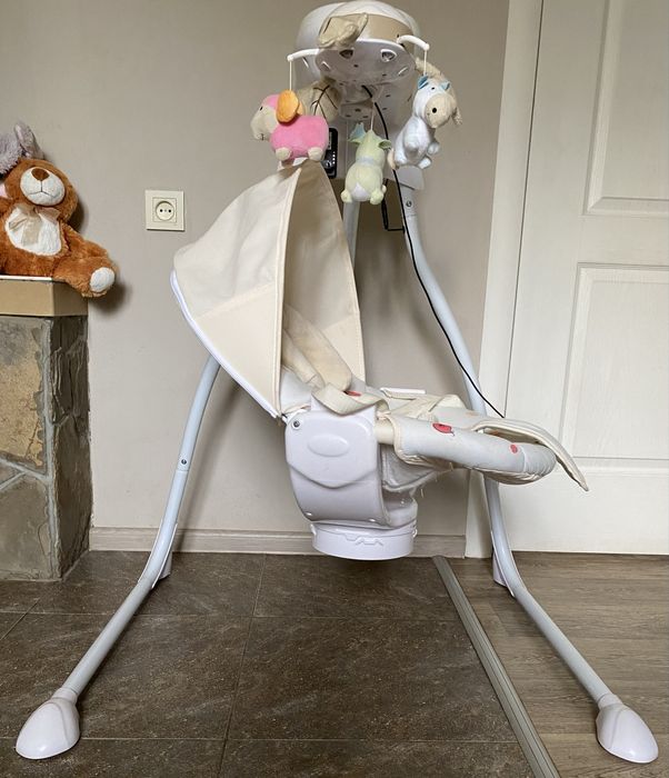 Шезлонг, электрокачели, укачивающий центр, заколисуючий центр.