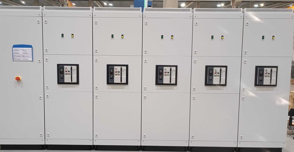 Quadrista e prestador de serviços  de eletricidade