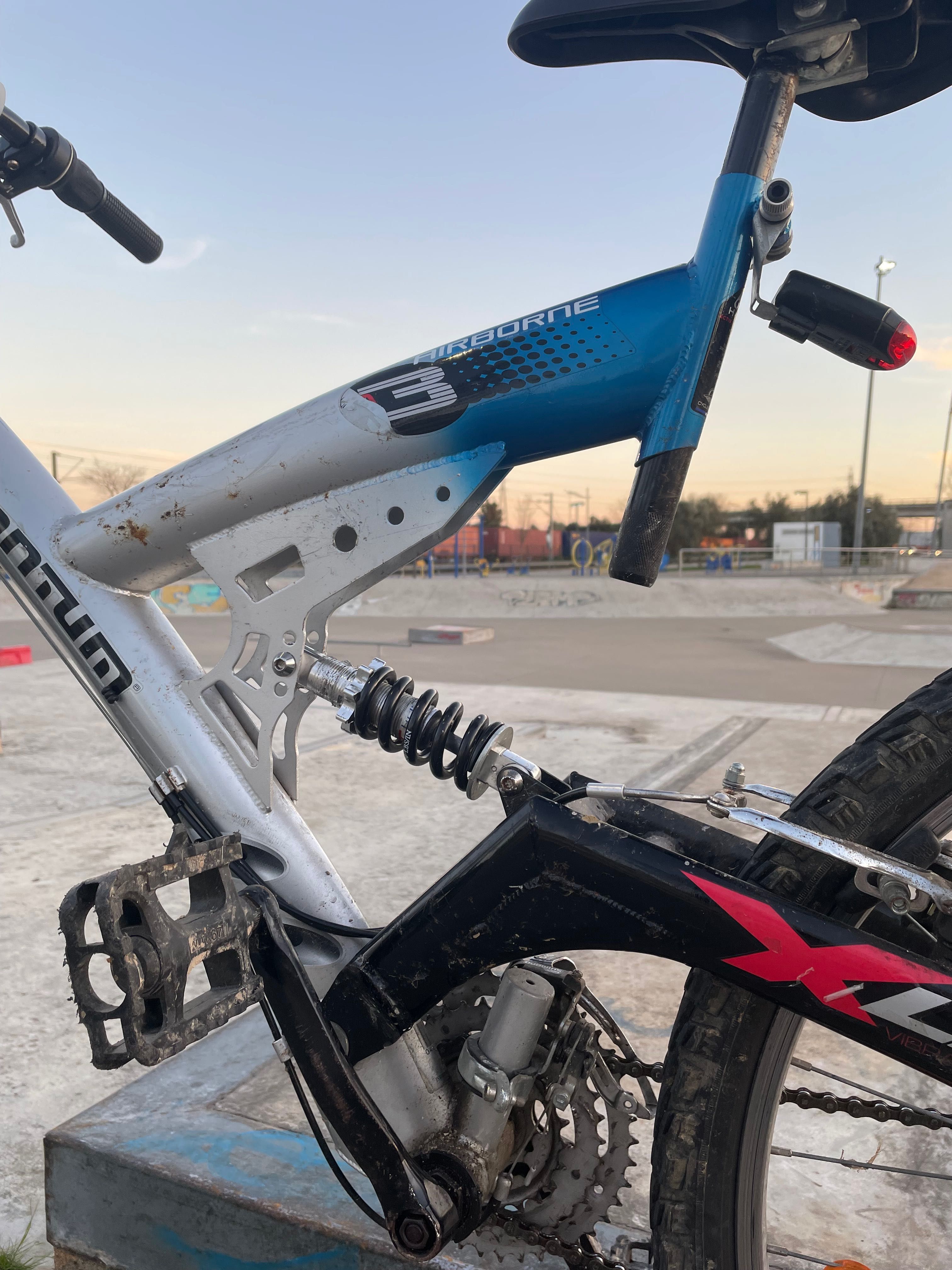 Bicicleta com suspensão airbone