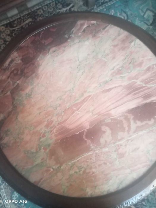 Stolik rzeźbiony,blat marmur ,nogi lwie łapy.