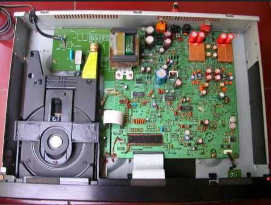 Для себя CD проигрыватель в не рабочем состоянии.