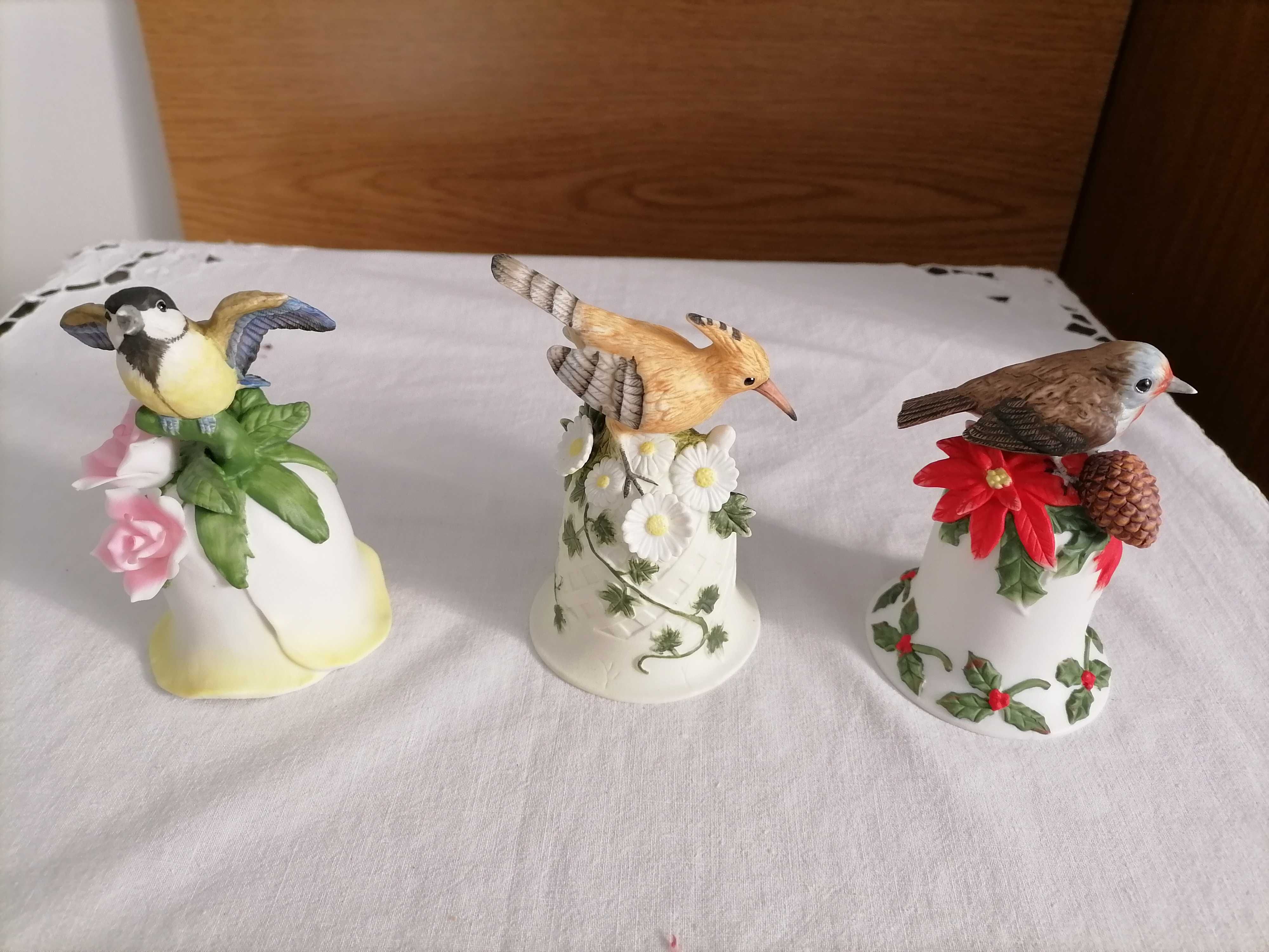 4 Sinos em porcelana pintados à mão da marca Avon novos